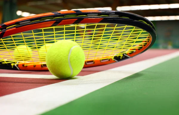 Pelota de tenis en una cancha de tenis —  Fotos de Stock